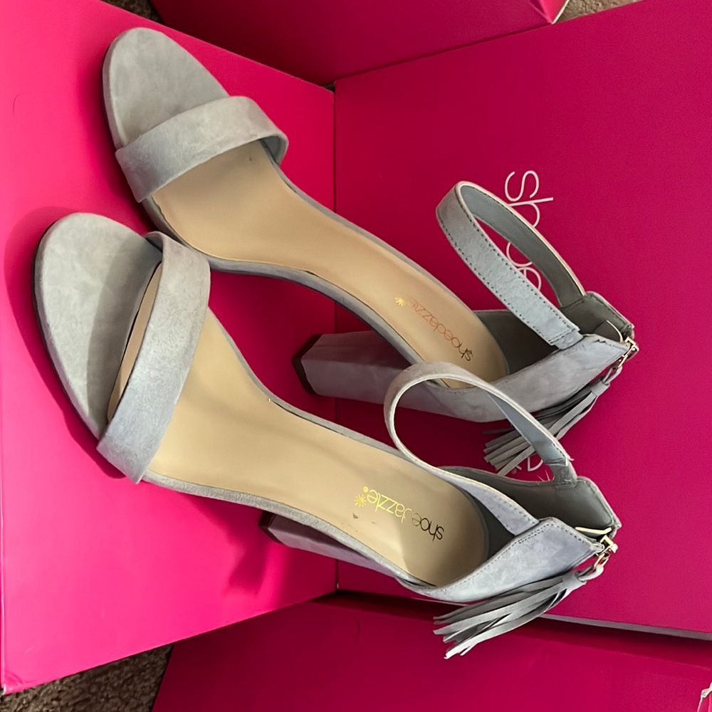 NEW! shoedazzle, gray heel